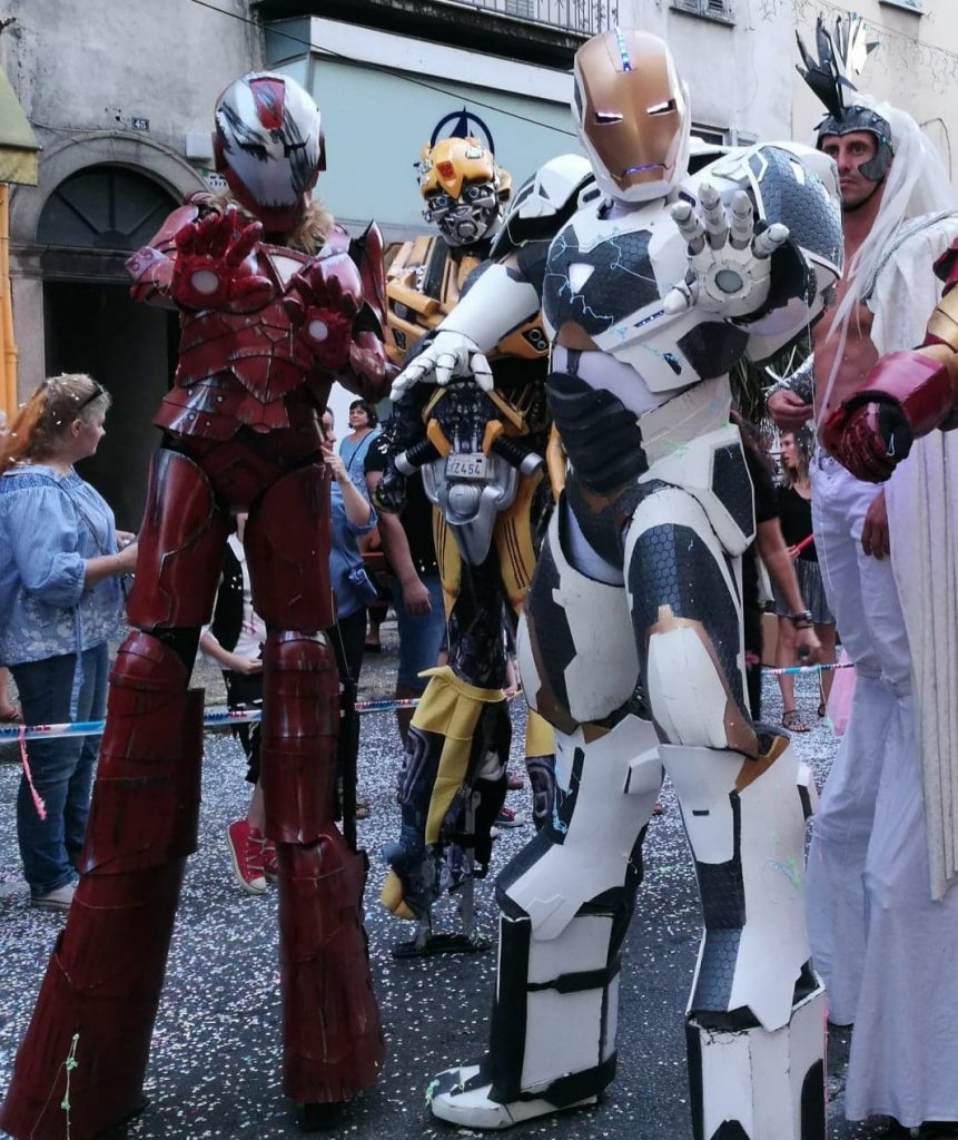 alt" TRANSFORMER ET IRON MAN EN DÉAMBULATION"