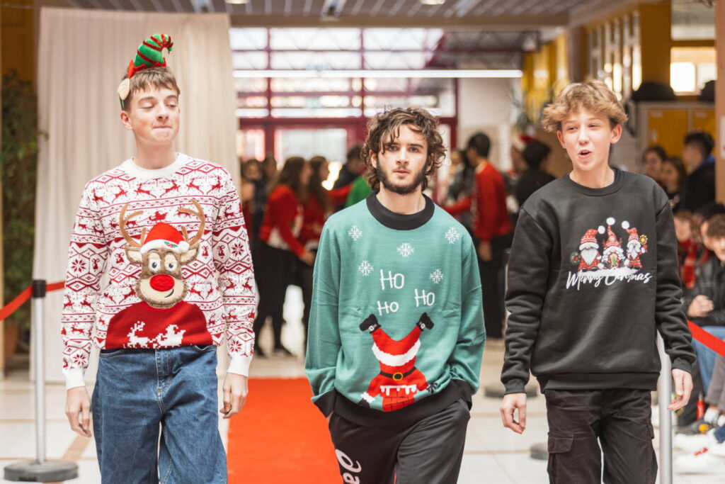 alt" Le pull moche de Noël 8"